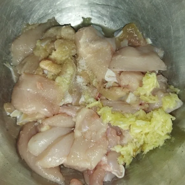 Siapkan daging ayam fillet yang sudah di potong-potong, lalu tambahkan bawang putih halus, garam, dan lada bubuk, aduk rata. Kemudian simpan di kulkas minimal selama 1 jam agar bumbunya meresap.