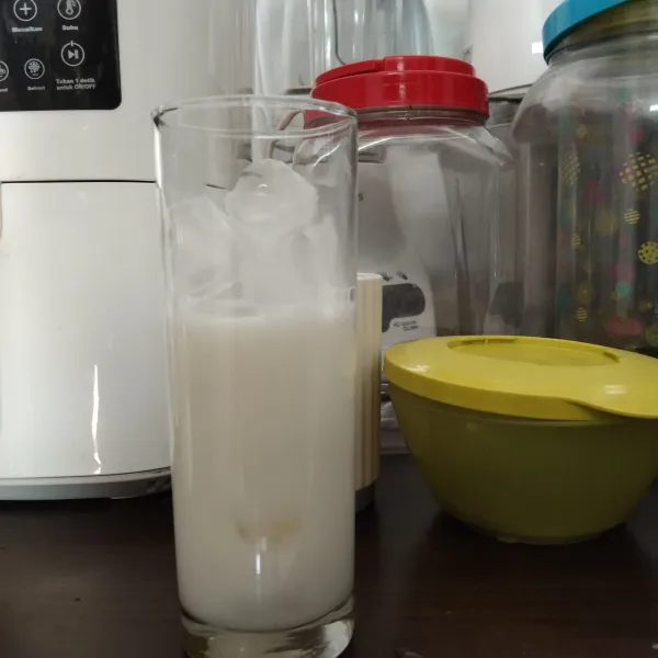 Tuang susu sampai 3/4 gelas.
