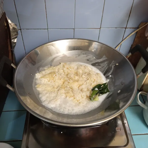 Masak santan, air, daun pandan, dan garam, lalu masukkan beras ketan yang sudah di kukus tadi ke dalam wajan. Aduk rata dan masak sampai air terserap.