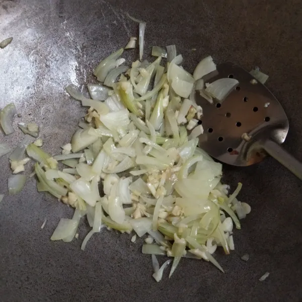 Tumis bawang putih dan bawang bombay hingga harum.