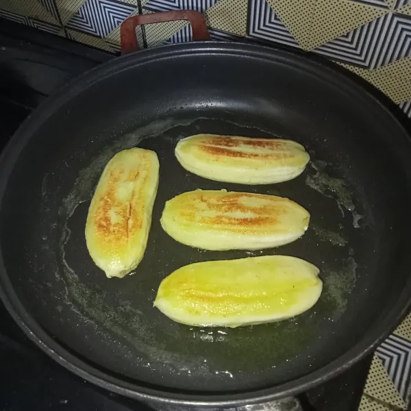 Letakkan pisang dan masak dengan api kecil, bolak-balik hingga kedua sisinya kecokelatan.
