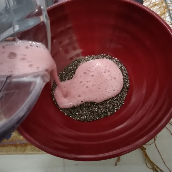 Tuang jus dalam wadah berisi chiaseed.