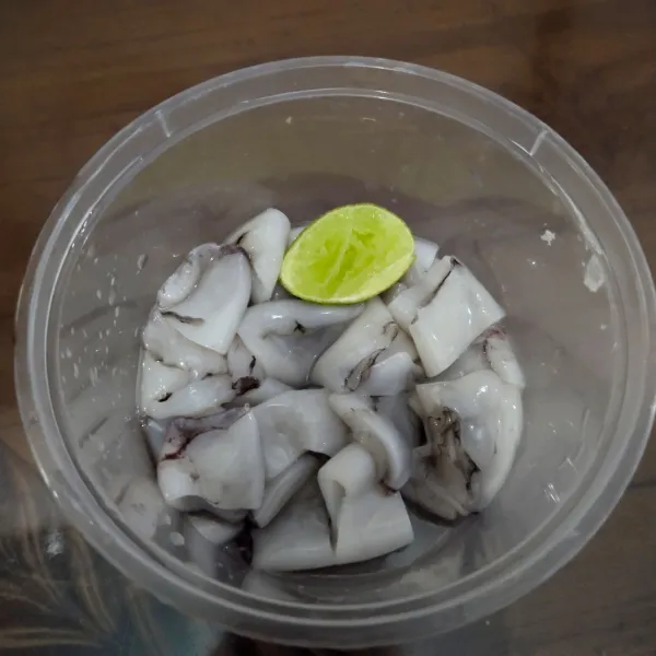 Langkah yang pertama cuci bersih cumi-cumi dan lumuri dengan jeruk nipis.