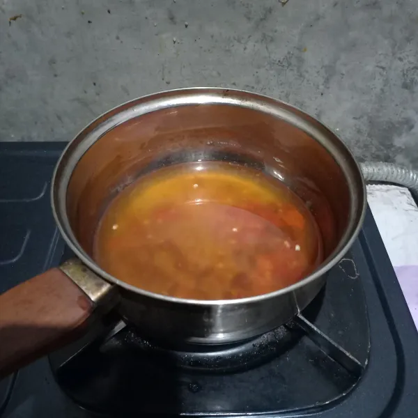 Tuang air dan nyalakan kompor. Masak sampai mendidih dan koreksi rasa. Matikan kompor dan biarkan dingin.