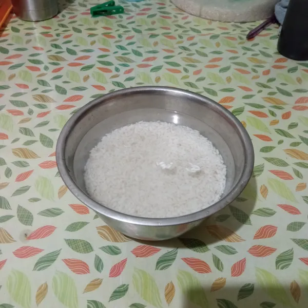 Cuci bersih beras ketan, lalu rendam selama 1 jam.