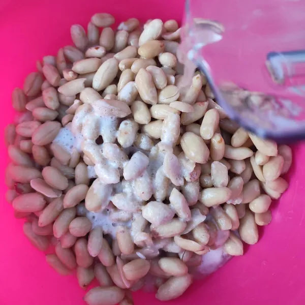 Tuang ke dalam kacang tanah dan tambahkan air sampai kacang terendam.