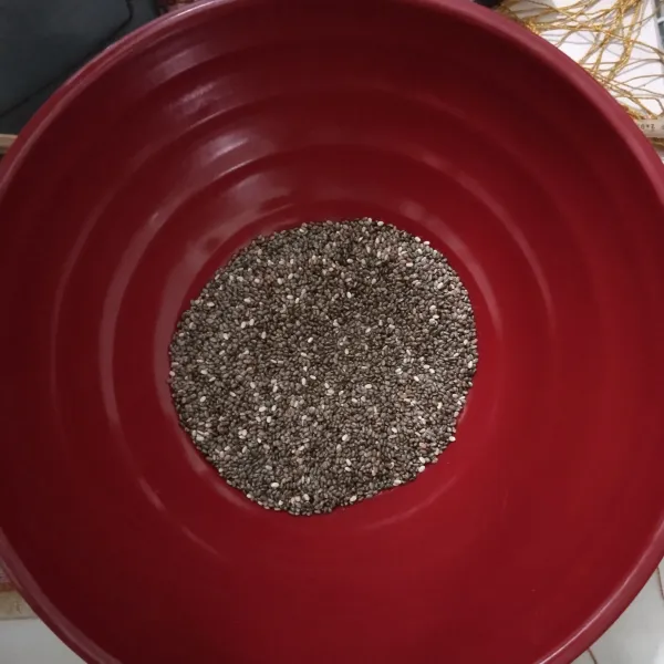 Siapkan chiaseed dalam mangkuk atau wadah.