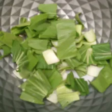 Juga pakcoynya. Bersihkan lalu potong-potong.