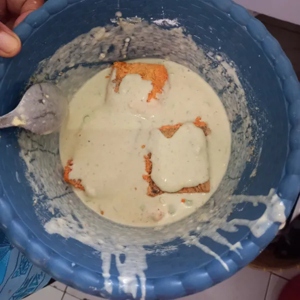 Masukkan tempe gembus ke dalam adonan tepung, balur merata.