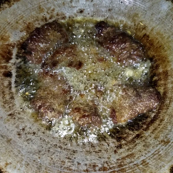 Lalu goreng daging sapinya.