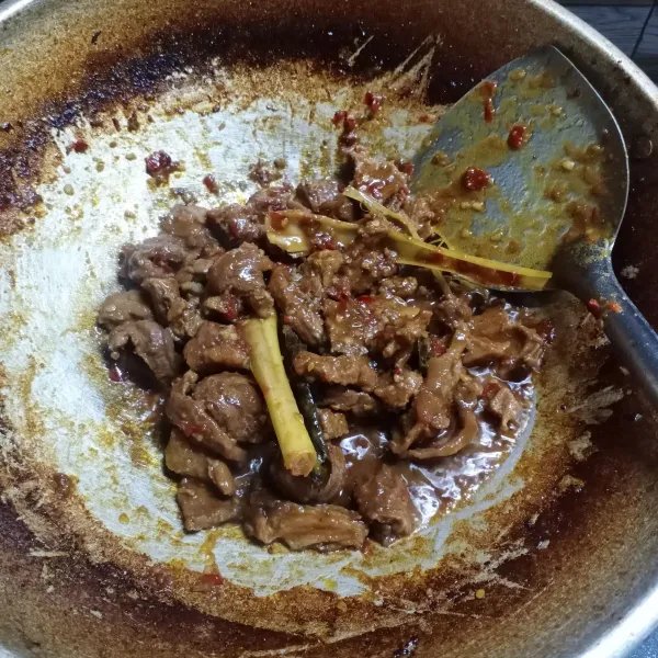 Masak sampai daging empuk dan matang. Cek rasa. Angkat dan sajikan.