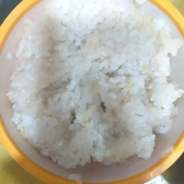 Rendam beras ketan selama 1 malam, proses seperti masak nasi.