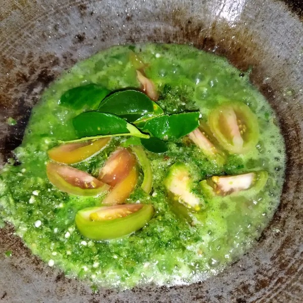 Panaskan minyak goreng, lalu tumis bumbu yang tadi sudah dihaluskan, tambahkan daun jeruk dan tomat, aduk rata.