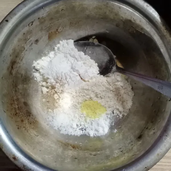 Dalam wadah masukkan terigu, tapioka, bawang putih bubuk, garam, kaldu bubuk, lada bubuk dan baking powder.