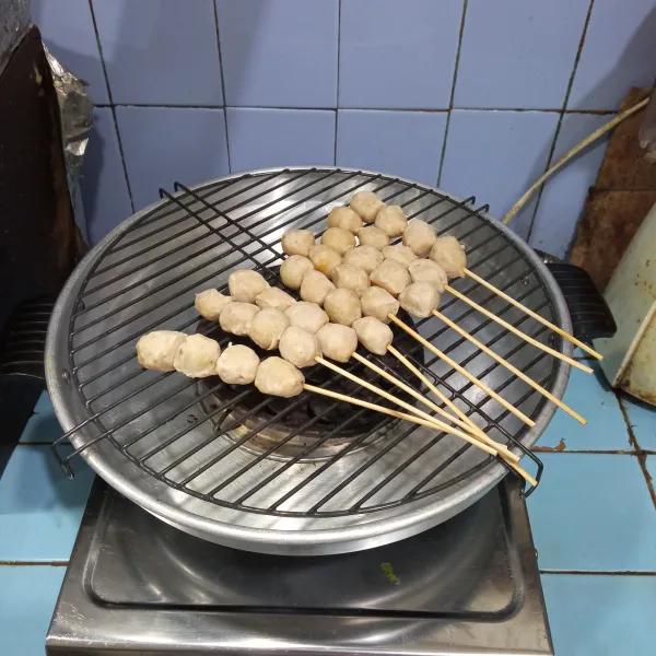 Cuci bersih bakso, lalu tusuk bakso dengan tusukan sate.