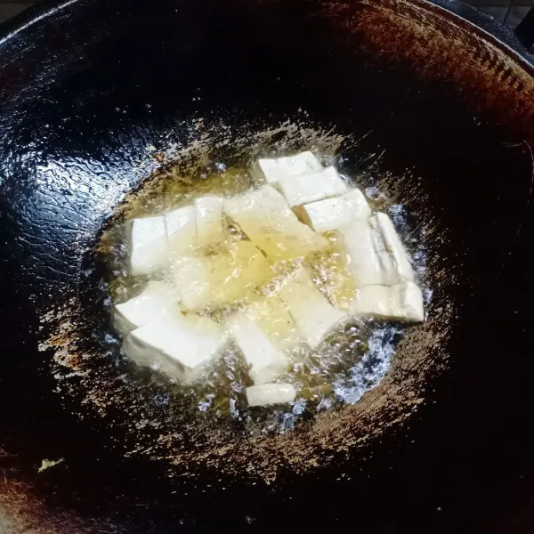 Goreng tahu setengah matang. Angkat dan tiriskan.