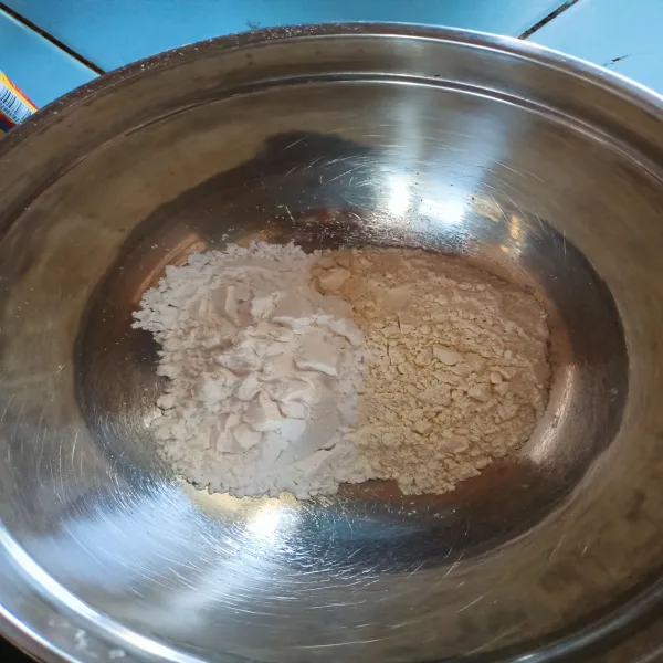 Campurkan tepung terigu dan tepung tapioka.