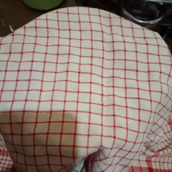 Tutup adonan dengan kain bersih selama 10 menit.