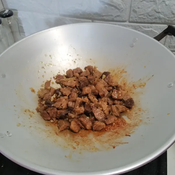 Aduk hingga tercampur rata, masak hingga bumbu meresap ke dalam daging.