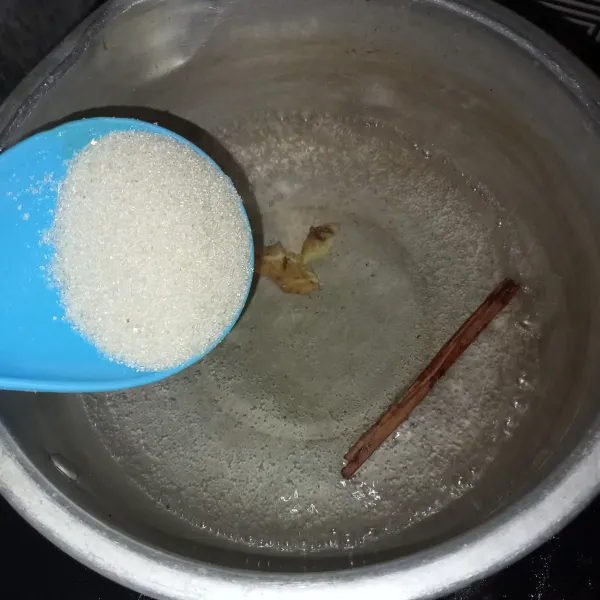 Masukkan gula pasir dan aduk-aduk hingga gula larut.