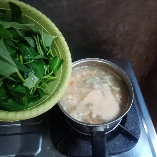 Lalu masukkan daun kangkung dan masak sampai setengah layu.