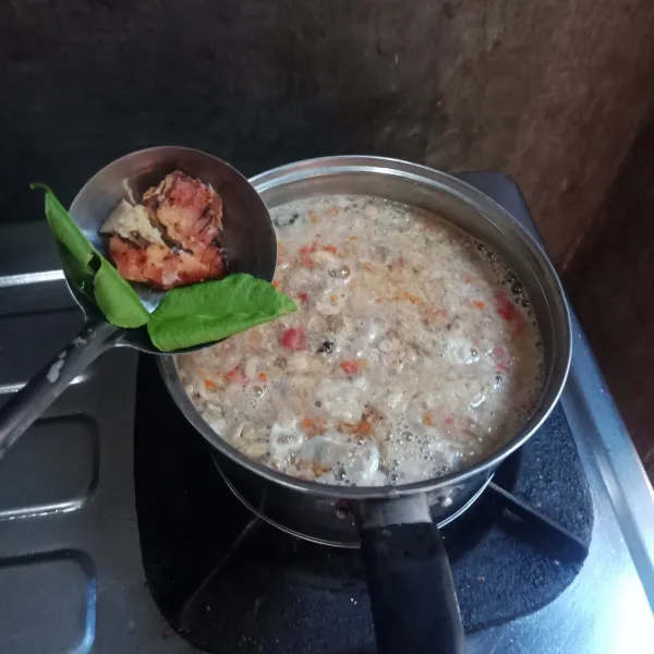 Kemudian tambahkan lengkuas geprek dan daun jeruk, masak sampai meresap dengan bumbu.