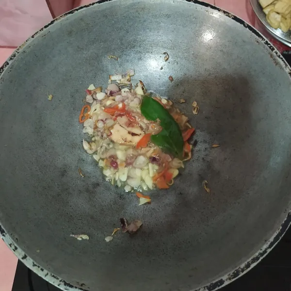 Tumis irisan bawang merah dan bawang putih, lalu masukkan lengkuas, daun salam dan cabe merah.