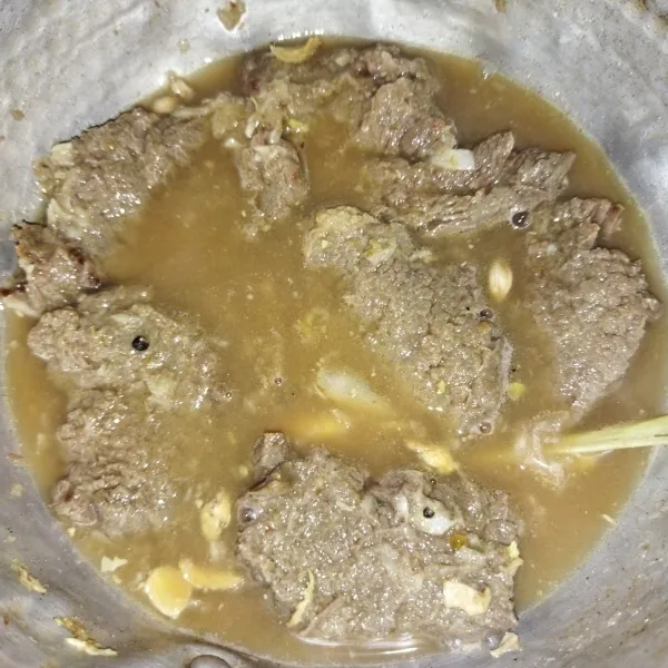 Siapkan daging sapi, potong tipis-tipis, lalu pukul-pukul, kemudian rebus 500 ml air, lalu masukkan daging sapi, bawang putih, ketumbar, cengkeh, jahe, lengkuas, kapulaga, cengkeh, serai dan garam secukupnya, masak hingga daging sapi empuk.