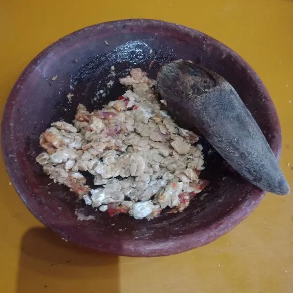 Uleg halus bawang merah, bawang putih, ketumbar, dan tempe masam.