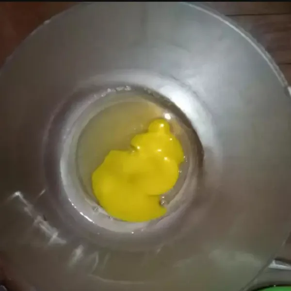 Kocok gula dan telur menggunakan whisk sampai tercampur rata.