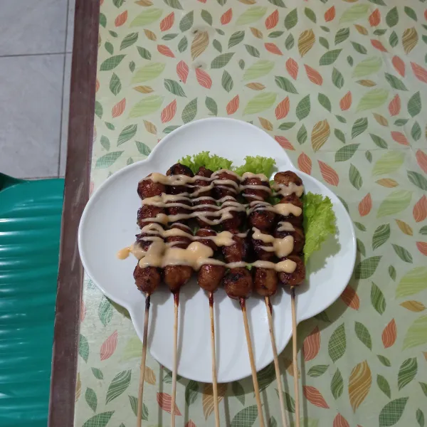 Setelah matang, lalu beri mayonaise dan taburi dengan daun parsley kering.