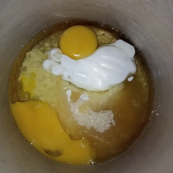 Campur tepung terigu, gula pasir, telur dan santan, Aduk rata.