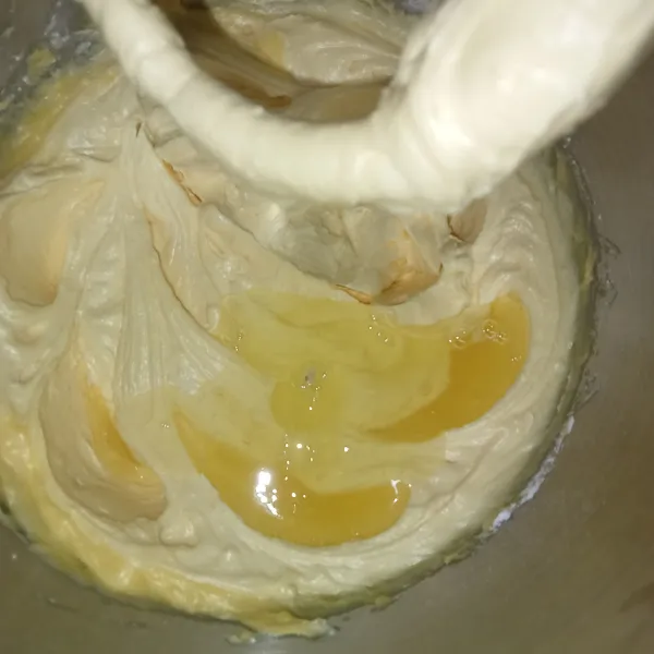 Masukkan putih telur sedikit demi sedikit sambil di mixer.