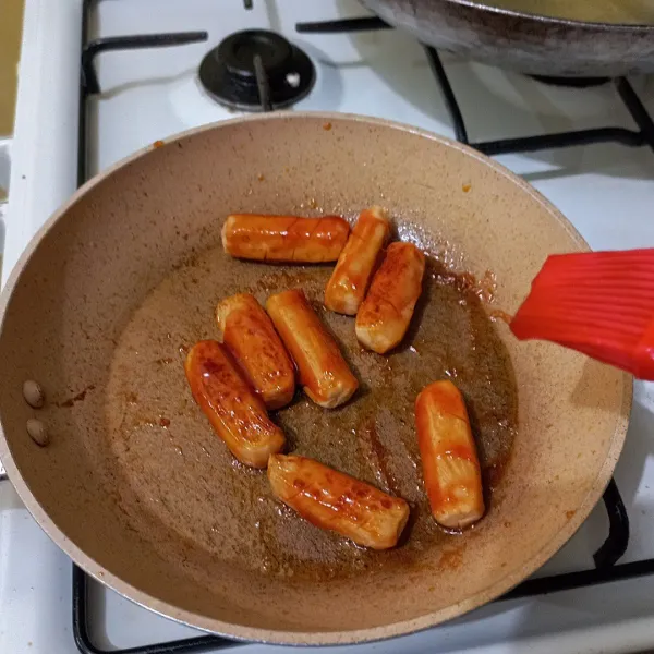 Olesi dengan saus madu, masak hingga berubah warna