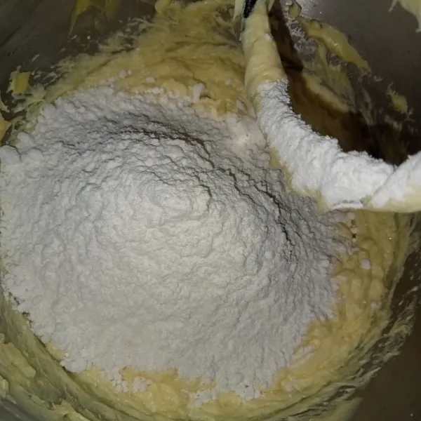 Masukkan tepung terigu, mixer dengan kecepatan rendah hingga tercampur rata.