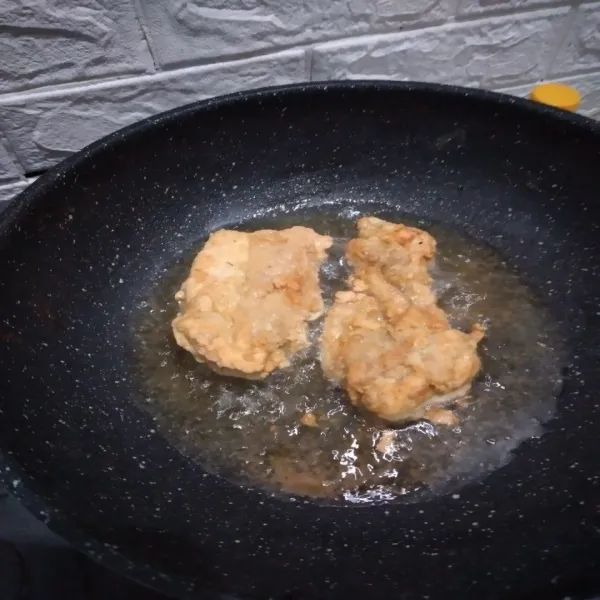 Panaskan minyak lalu goreng ayam dengan api besar hingga kecokelatan.