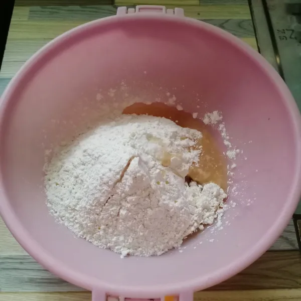 Buat dough : campur terigu, gula, garam dan minyak.