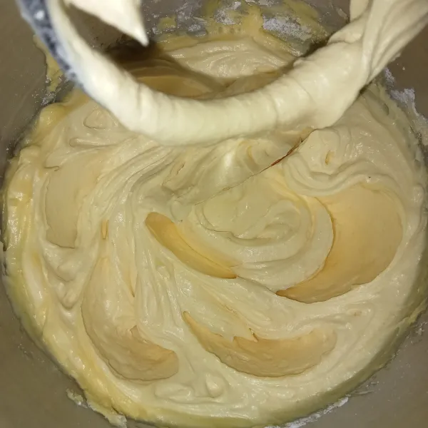 Campur gula halus dan margarin lalu mixer hingga mengembang.