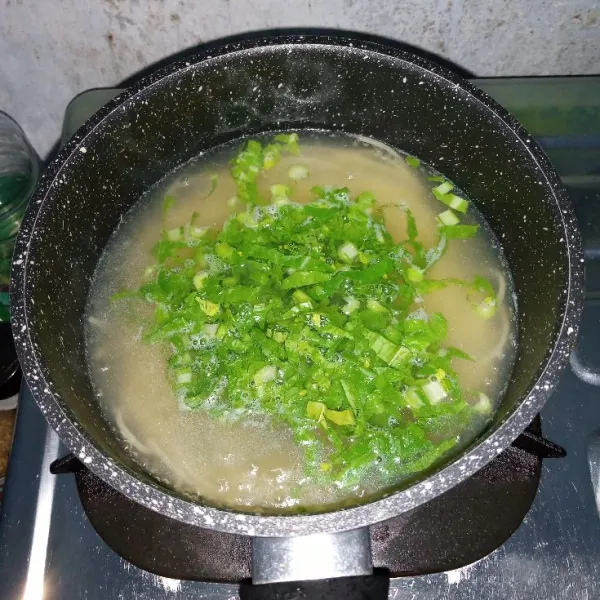 Rebus spaghetti sampai empuk, lalu masukkan sawi dan rebus sebentar. Kemudian angkat dan tiriskan, lalu sajikan bersama ayam kecap.