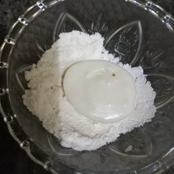 Lalu gulingkan telur pada tepung kering sebelumnya.