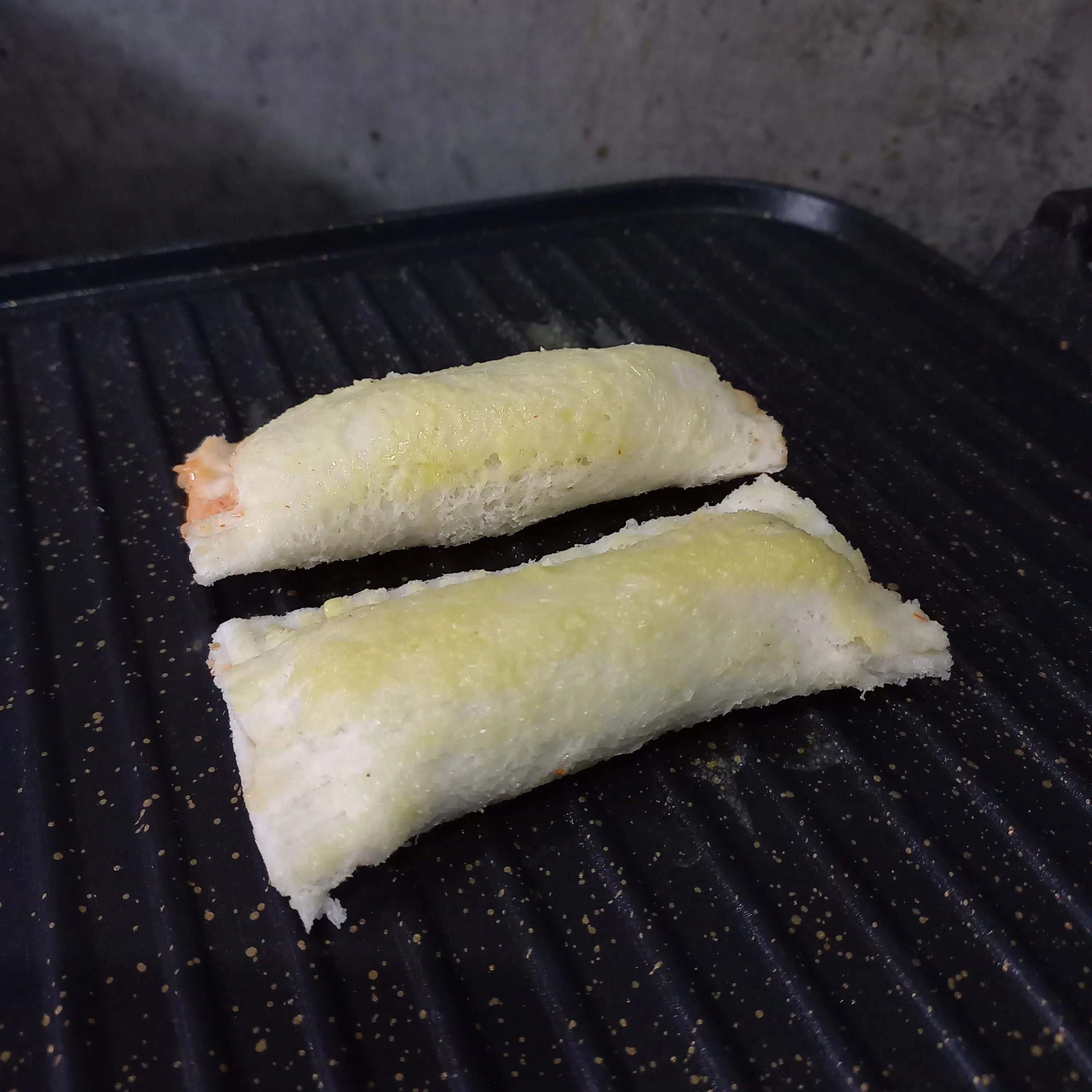 Step 5 Roti Isi Sosis Mayo
