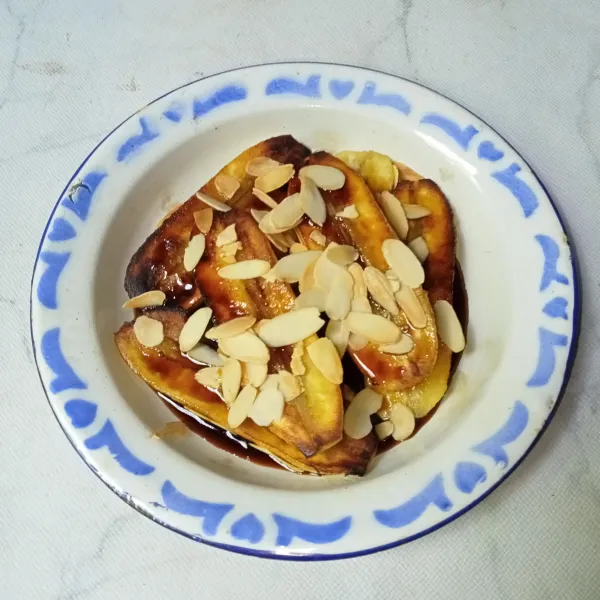 Taburi dengan almond slice dan siap disajikan.