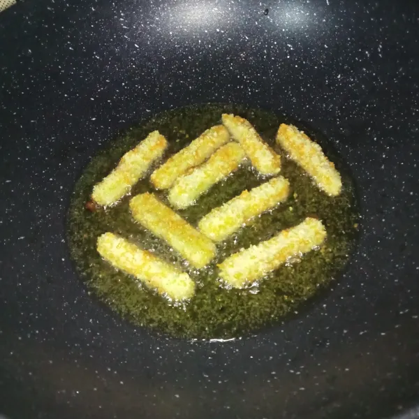 Goreng dengan api sedang cenderung kecil hingga matang dan kuning keemasan, lalu angkat dan sajikan.