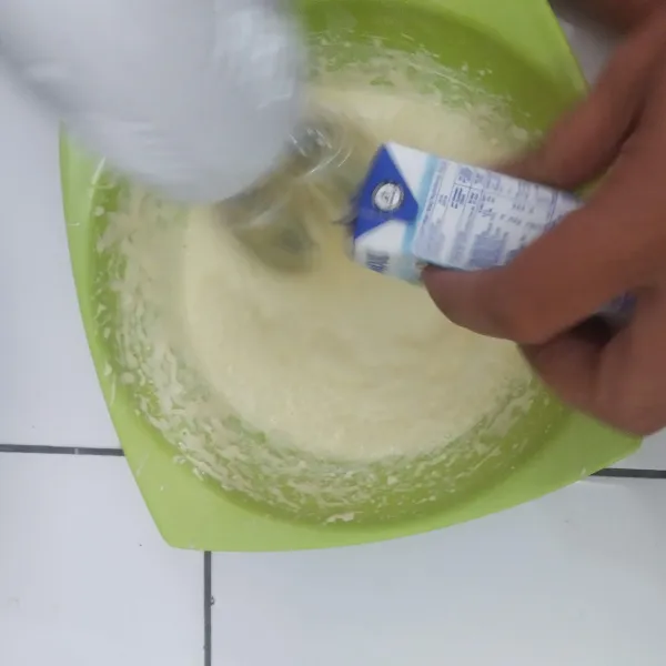 Masukkan tepung terigu, baking powder, gula pasir, gula palem dan susu