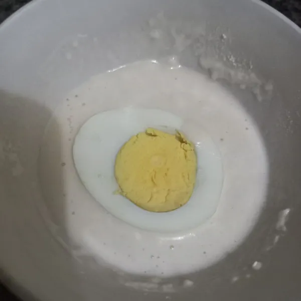 Siapkan mangkuk lain, ambil 2 sdm tepung terigu, tambahkan air secukupnya, aduk hingga sedang kekentalannya, ambil potongan telur, celupkan ke dalam adonan tepung basah.