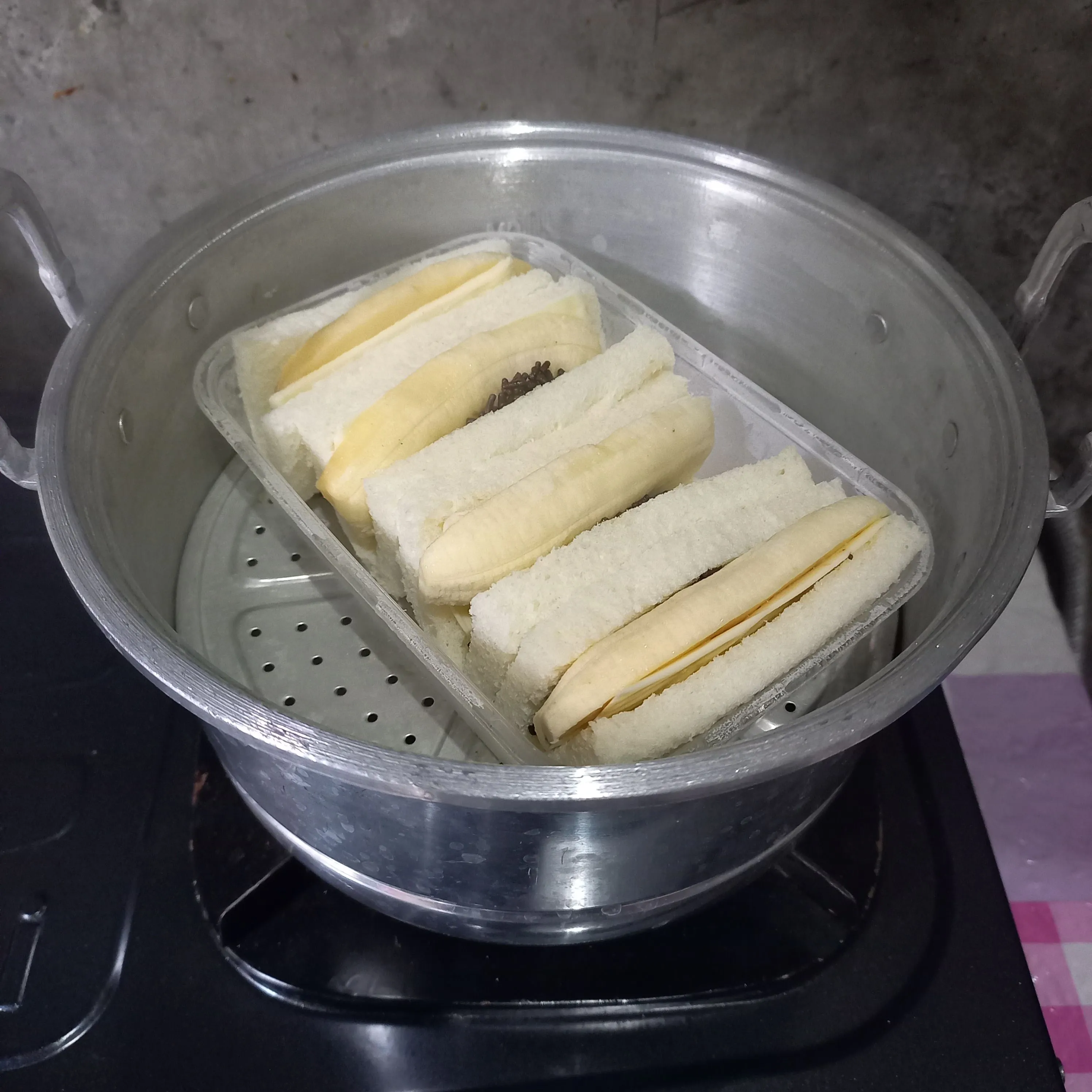Step 5 Roti Kukus Isi Pisang Keju Coklat