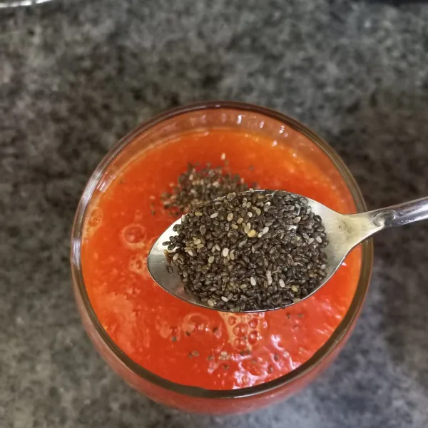 Tuang jus pepaya pada gelas, tambahkan chia seeds.