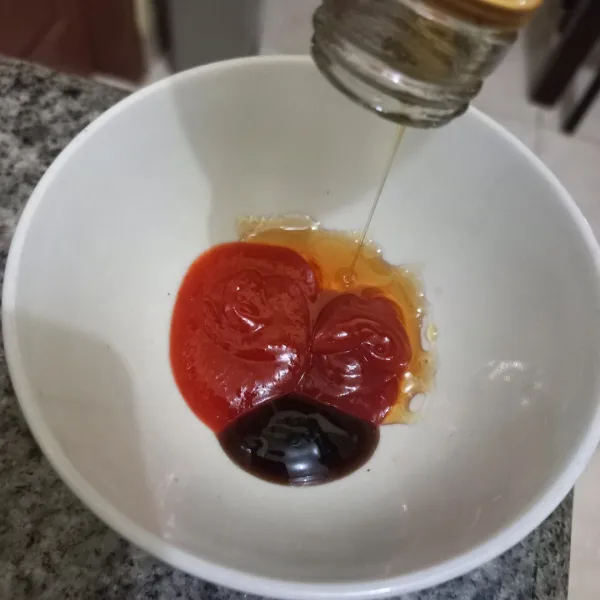 Dalam mangkuk campur saus pedas, saus tomat, saus tiram dan madu, aduk rata dan sisihkan