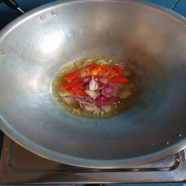 Goreng bawang merah dan cabai rawit.
