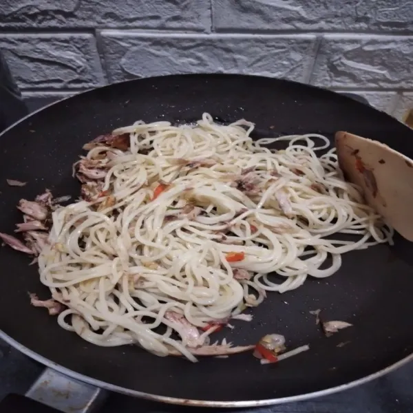 Masukkan spaghetti, lalu tambahkan kaldu bubuk dan aduk rata hingga tercampur dengan bahan lainnya. Kemudian cicipi rasanya.